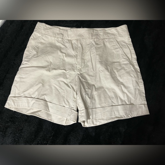 H&M Pants - H&M Women's Beige Shorts. Size 6. NWT